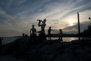 Figuren am Strand von Ko Samet